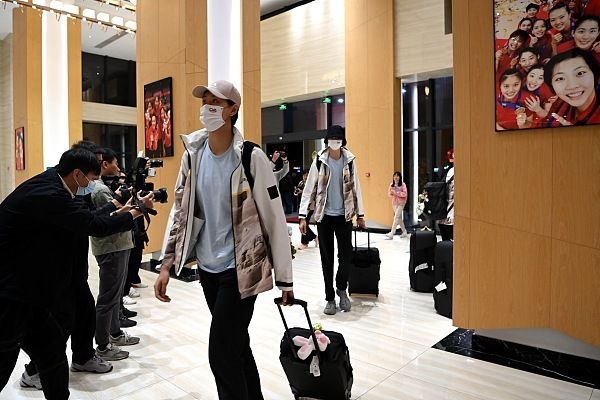他扒开我的内裤把舌头进去动态图